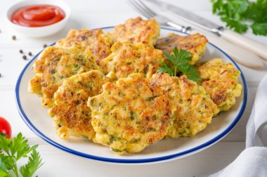 Kıyma, soğan, sarımsak ve ahşap bir tabakta taze ottan yapılmış tavuk pirzolası. Üst görünüm, seçici odak