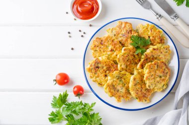 Kıyma, soğan, sarımsak ve ahşap bir tabakta taze ottan yapılmış tavuk pirzolası. Üst görünüm, seçici odak