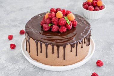 Üzerine jöle ve taze ahududu katılmış ballı çikolatalı pasta. Nefis çikolatalı pasta.