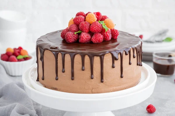 上に釉薬と新鮮なラズベリーと層状の蜂蜜チョコレートケーキ おいしいチョコレートケーキ — ストック写真