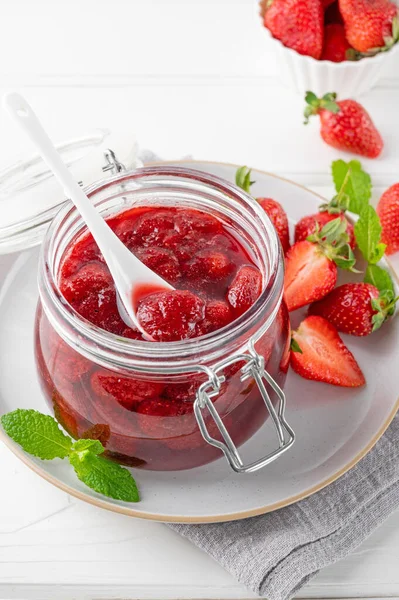 Erdbeermarmelade Glas Mit Frischen Beeren Auf Einem Weißen Holztisch Sommerdessert — Stockfoto