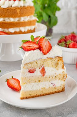 Çilekli pasta, krem peynirli vanilyalı kek ve taze çilek. Yaz pastası. Seçici odak