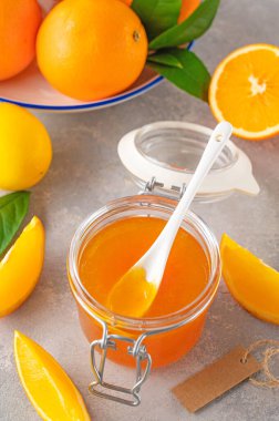 Gri arka planda taze meyveli portakal reçeli ya da portakal reçeli. Boşluğu kopyala.