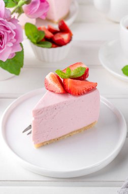 Beyaz ahşap arka planda taze çilekli fırında cheesecake yok. Yaz tatlısı. Seçici odaklanma. Boşluğu kopyala