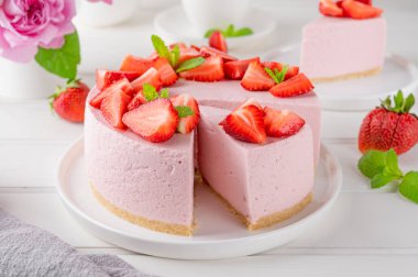 Beyaz ahşap arka planda taze çilekli fırında cheesecake yok. Yaz tatlısı. Seçici odaklanma. Boşluğu kopyala