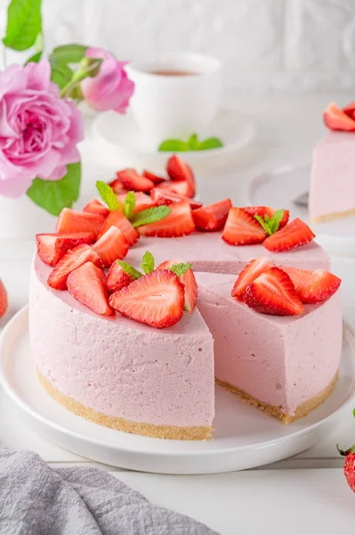 Stock image No bake cheesecake with fresh strawberries on a white wooden background. Summer dessert. Selective focus. Copy space