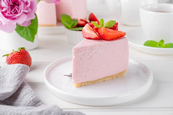 Δεν Ψήνουν Cheesecake Φρέσκες Φράουλες Λευκό Ξύλινο Φόντο Θερινό Επιδόρπιο — Φωτογραφία Αρχείου