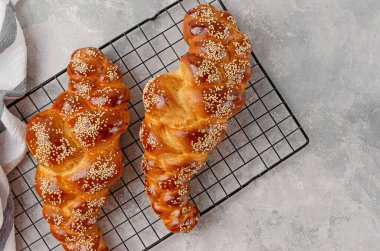 Gri beton arka planda susam tohumlu ev yapımı challah ekmeği. Tatlı ekmek. Seçici odak