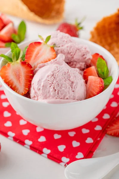 Strawberry Ice Cream Fresh Berries Bowl White Wooden Background Selective — Stock Photo, Image