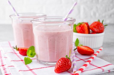 Çilekli milkshake ya da cam kavanozdaki gri beton arka planda smoothie kokteyli. Boşluğu kopyala