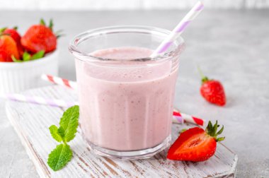 Çilekli milkshake ya da cam kavanozdaki gri beton arka planda smoothie kokteyli. Boşluğu kopyala