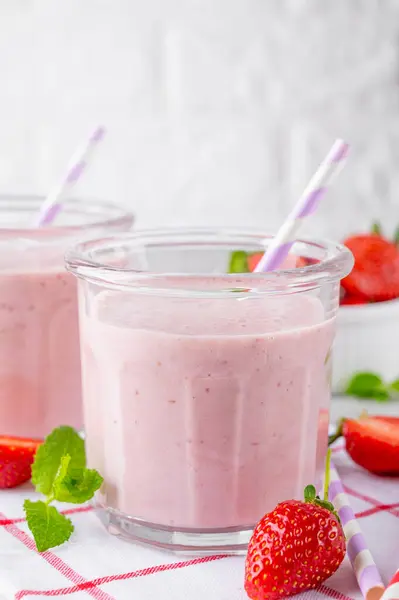 Strawberry Milkshake Smoothie Cocktail Glass Jar Gray Concrete Background Copy — Stock Photo, Image