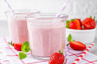 Çilekli milkshake ya da cam kavanozdaki gri beton arka planda smoothie kokteyli. Boşluğu kopyala