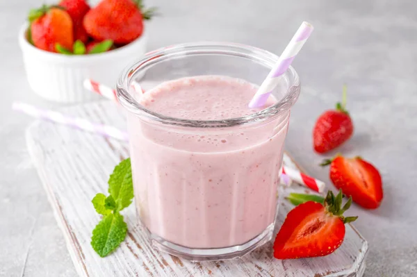 Çilekli milkshake ya da cam kavanozdaki gri beton arka planda smoothie kokteyli. Boşluğu kopyala