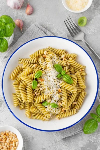 Fussili makarna, fesleğen sosu, parmesan peyniri ve çam fıstığı. Geleneksel İtalyan yemekleri