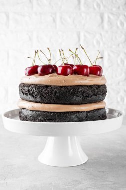 Çıplak Kara Orman keki, Schwarzwald turtası. Koyu çikolata, krema ve kirazlı pasta gri beton arka planda. Boşluğu kopyala.