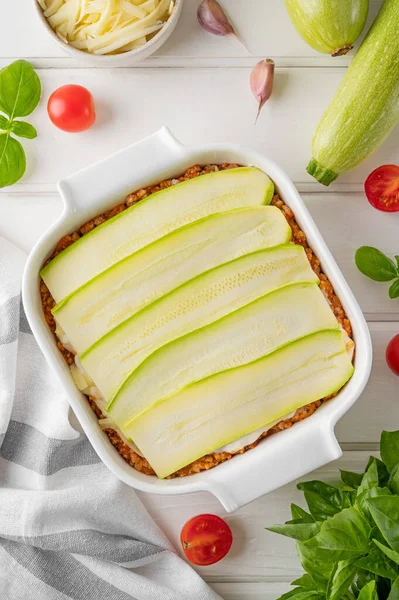 Rohe Zucchini Lasagne Mit Sauce Bolognese Einer Auflaufform Auf Weißem — Stockfoto