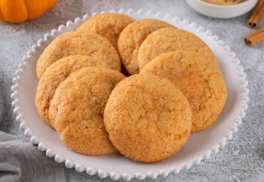 Krem peynirli balkabaklı tarçınlı kurabiye. Balkabaklı tarçınlı kurabiye. Şükran Günü veya Cadılar Bayramı için yemek