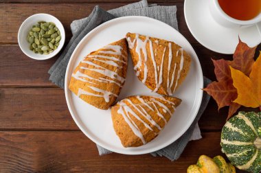 Geleneksel tarçınlı balkabağı çörekleri, anason ve şeker jöleli. Sonbahar tatlısı