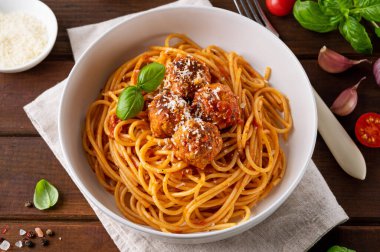 Geleneksel İtalyan spagettisi köfteli, domates soslu ve parmesan peynirli, seçici odaklı. Rahatlatıcı yemek.
