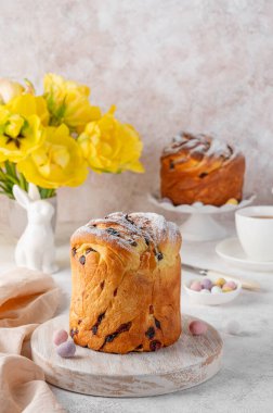 Paskalya kompozisyonu. Geleneksel Paskalya Ekmeği - Paska, Cruffin, Kraffin veya Kulich çikolatalı ve şekerli meyveli çimento arka planda. Seçici odak