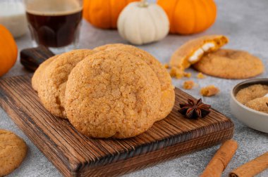 Krem peynirli balkabaklı tarçınlı kurabiye. Balkabaklı tarçınlı kurabiye. Şükran Günü veya Cadılar Bayramı için yemek