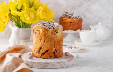 Paskalya kompozisyonu. Geleneksel Paskalya Ekmeği - Paska, Cruffin, Kraffin veya Kulich çikolatalı ve şekerli meyveli çimento arka planda. Seçici odak