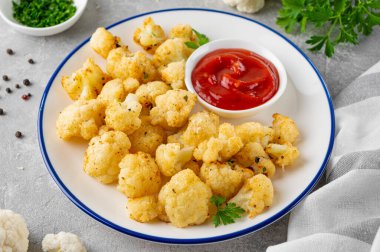 Parmesan peynirli fırında karnabahar ve gri beton arka plan. Vejetaryen sağlıklı yiyecekler