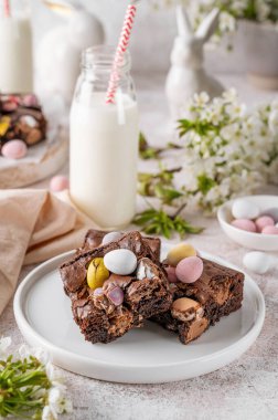 Paskalya şekerli çikolatalı kek renkli yumurta ve bir şişe süt. Paskalya tatlısı. Boşluğu kopyala