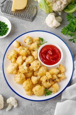 Parmesan peynirli fırında karnabahar ve gri beton arka plan. Vejetaryen sağlıklı yiyecekler