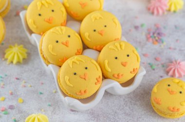 Tatlı Paskalya tavuğu kurabiyeleri. Beton arka planda vanilyalı ve limonlu Fransız kurabiyeleri. Komik yemek fikri. Boşluğu kopyala