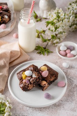 Paskalya şekerli çikolatalı kek renkli yumurta ve bir şişe süt. Paskalya tatlısı. Boşluğu kopyala