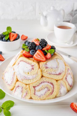 İçinde çilekli krema ve taze böğürtlenli Charlotte Royale Pastası. Lezzetli yaz pastası