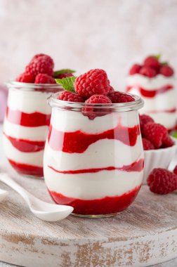 Vanilya beyazı çikolatalı mus, ıvır zıvır, panna cotta veya ahududu soslu parfe. Tatlı yaz diyet tatlısı