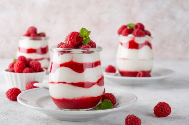 Vanilya beyazı çikolatalı mus, ıvır zıvır, panna cotta veya ahududu soslu parfe. Tatlı yaz diyet tatlısı