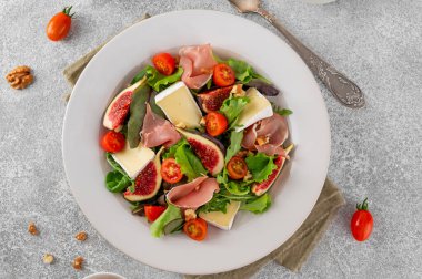 İncirli, jambonlu, peynirli, domatesli ve cevizli taze salata.