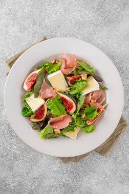 İncirli, jambonlu, peynirli ve cevizli taze salata.