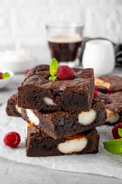 Gri beton arka planda ahududulu cheesecake brownileri. Tatlı nefis..