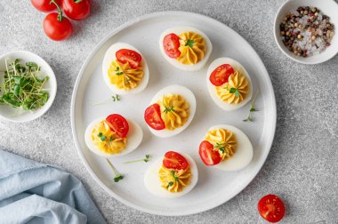 Paskalya için peynirli yumurta, hardal ve mikro yeşillikler.