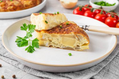 Patates ve soğanlı İspanyol omlet tortilla 'sı. İspanyol mutfağı. Üst görünüm