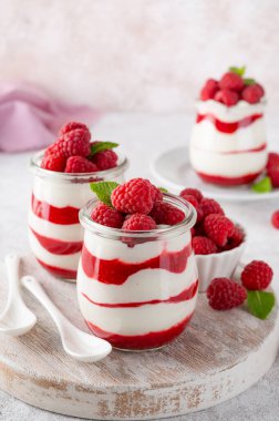 Vanilya beyazı çikolatalı mus, ıvır zıvır, panna cotta veya ahududu soslu parfe. Tatlı yaz diyet tatlısı
