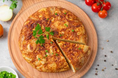 Patates ve soğanlı İspanyol omlet tortilla 'sı. İspanyol mutfağı. Üst görünüm