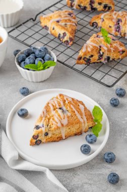 Üzerinde limon jölesi olan gri beton kaplama yaban mersinli çörekler. Nefis kahvaltı.