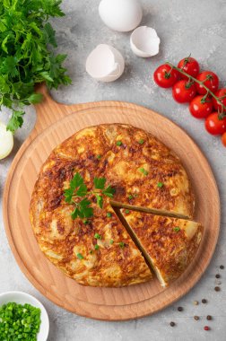 Patates ve soğanlı İspanyol omlet tortilla 'sı. İspanyol mutfağı. Üst görünüm