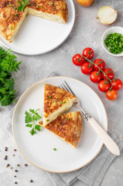 Patates ve soğanlı İspanyol omlet tortilla 'sı. İspanyol mutfağı. Üst görünüm