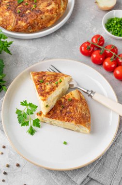 Patates ve soğanlı İspanyol omlet tortilla 'sı. İspanyol mutfağı. Üst görünüm