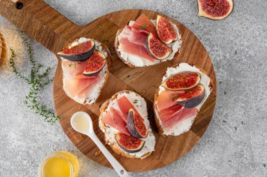 Peynirli tost, prosciutto, incir ve bal.