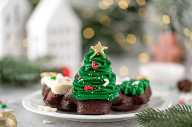 Noel tatlısı. Çikolatalı Noel ağacı brovnileri, üzerinde krema ve şeker parçacıkları var. Boşluğu kopyala