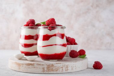 Vanilya beyazı çikolatalı mus, ıvır zıvır, panna cotta veya ahududu soslu parfe. Tatlı yaz diyet tatlısı