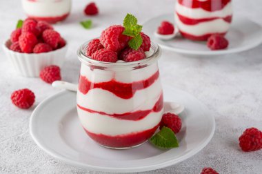 Vanilya beyazı çikolatalı mus, ıvır zıvır, panna cotta veya ahududu soslu parfe. Tatlı yaz diyet tatlısı